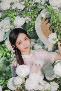 Ethereal Beauty in White Hydrangeas YiTuYu Vol.8965 Hua Zhuang Shi Tian-0