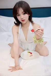 XiuRen No.10584: Zhi Zhi's Alluring Elegance in a Chic White Mini Dress-11