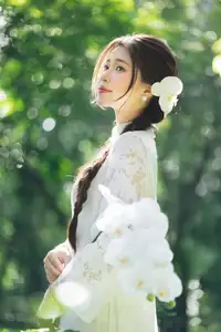 Charming Young Woman in White Lace & Orchids: Radiant Natural Beauty Amidst Greenery 1000026906-5