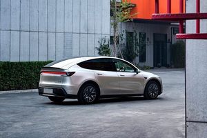 First Look: Tesla Model Y L 2025 in China – Featuring 3 Rows and Advanced EV Tech-4