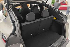 First Look: Tesla Model Y L 2025 in China – Featuring 3 Rows and Advanced EV Tech-2