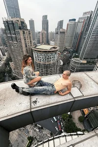 Shocking Fashion 2025: Redefining Runway Aesthetics through Bold Artistic Statements-6