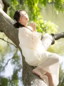 Qiu Qiu: Gentle Grace in Nature - Inspiring YiTuYu Vol.8828 Collection-1