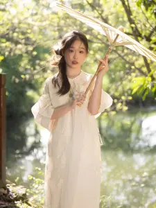 Qiu Qiu: Gentle Grace in Nature - Inspiring YiTuYu Vol.8828 Collection-0