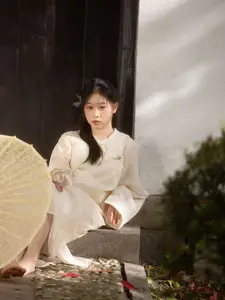 Qiu Qiu: Gentle Grace in Nature - Inspiring YiTuYu Vol.8828 Collection-7