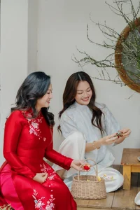 Elegant Mother-Daughter Photoshoot in Traditional Vietnamese Ao Dai Featuring Actress Thùy Anh and Her Radiant Mother-0