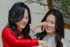 Elegant Mother-Daughter Photoshoot in Traditional Vietnamese Ao Dai Featuring Actress Thùy Anh and Her Radiant Mother-3