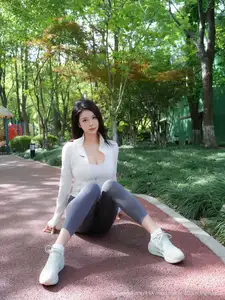 XiuRen No.10595: Captivating Mei Gui Wo Ai Ni's Graceful Beauty in a Relaxing Outdoor Moment-28