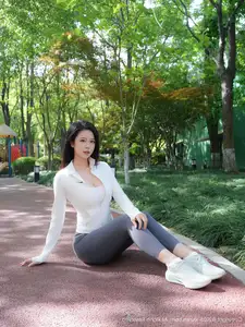 XiuRen No.10595: Captivating Mei Gui Wo Ai Ni's Graceful Beauty in a Relaxing Outdoor Moment-8