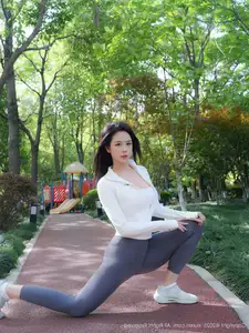 XiuRen No.10595: Captivating Mei Gui Wo Ai Ni's Graceful Beauty in a Relaxing Outdoor Moment-12