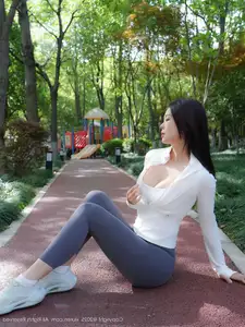 XiuRen No.10595: Captivating Mei Gui Wo Ai Ni's Graceful Beauty in a Relaxing Outdoor Moment-25