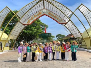 Escape to Tan Lap Floating Village: A Serene Melaleuca Forest Retreat in Vietnam’s Mekong Delta for Nature Lovers and Adventure Seekers-3