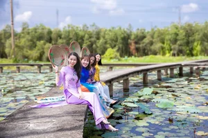 Escape to Tan Lap Floating Village: A Serene Melaleuca Forest Retreat in Vietnam’s Mekong Delta for Nature Lovers and Adventure Seekers-5