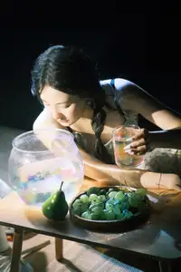 YiTuYu Vol.8724 Bu Yu: Serene Summer Bliss by the Tranquil Blue Water-10