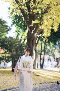 Elegant Kimono: Serene Asian Beauty with Traditional Japanese-4