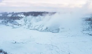 Experience the Magic of Niagara Falls: North America’s Largest Waterfall Partially Frozen into a Stunning Winter Wonderland Landscape-2