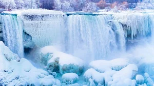 Experience the Magic of Niagara Falls: North America’s Largest Waterfall Partially Frozen into a Stunning Winter Wonderland Landscape-5