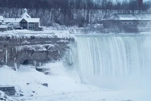 Experience the Magic of Niagara Falls: North America’s Largest Waterfall Partially Frozen into a Stunning Winter Wonderland Landscape-3