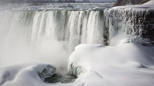 Experience the Magic of Niagara Falls: North America’s Largest Waterfall Partially Frozen into a Stunning Winter Wonderland Landscape-8