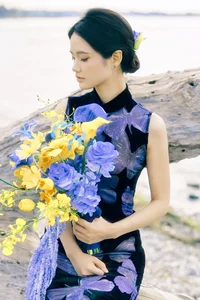 Ethereal Elegance: Ju Xiao Tao’s Blue Cheongsam Serenity at Erhai Lake-14