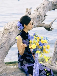 Ethereal Elegance: Ju Xiao Tao’s Blue Cheongsam Serenity at Erhai Lake-16