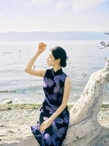 Ethereal Elegance: Ju Xiao Tao’s Blue Cheongsam Serenity at Erhai Lake-18