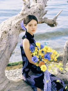 Ethereal Elegance: Ju Xiao Tao’s Blue Cheongsam Serenity at Erhai Lake-5