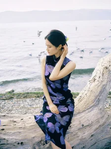 Ethereal Elegance: Ju Xiao Tao’s Blue Cheongsam Serenity at Erhai Lake-9