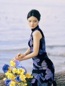 Ethereal Elegance: Ju Xiao Tao’s Blue Cheongsam Serenity at Erhai Lake-7