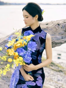 Ethereal Elegance: Ju Xiao Tao’s Blue Cheongsam Serenity at Erhai Lake-12