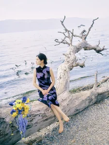Ethereal Elegance: Ju Xiao Tao’s Blue Cheongsam Serenity at Erhai Lake-10