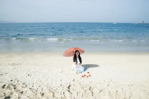 Elegant Red Aesthetic Portrait Series by Art Language Vol.9312 Featuring Model Pu Tao: A Visual Study of Color, Goldfish, and Artistic Expression-5