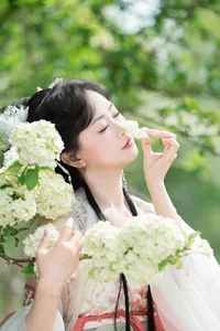 Ethereal Hanfu Beauty Amidst White Blooms - YiTuYu Vol.8889 Jiao Yi Zhi Sui Sui-24