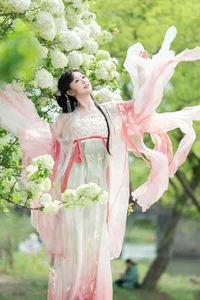 Ethereal Hanfu Beauty Amidst White Blooms - YiTuYu Vol.8889 Jiao Yi Zhi Sui Sui-20