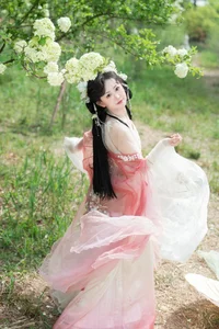 Ethereal Hanfu Beauty Amidst White Blooms - YiTuYu Vol.8889 Jiao Yi Zhi Sui Sui-16