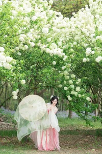 Ethereal Hanfu Beauty Amidst White Blooms - YiTuYu Vol.8889 Jiao Yi Zhi Sui Sui-15