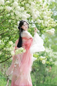 Ethereal Hanfu Beauty Amidst White Blooms - YiTuYu Vol.8889 Jiao Yi Zhi Sui Sui-12