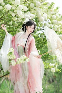 Ethereal Hanfu Beauty Amidst White Blooms - YiTuYu Vol.8889 Jiao Yi Zhi Sui Sui-31